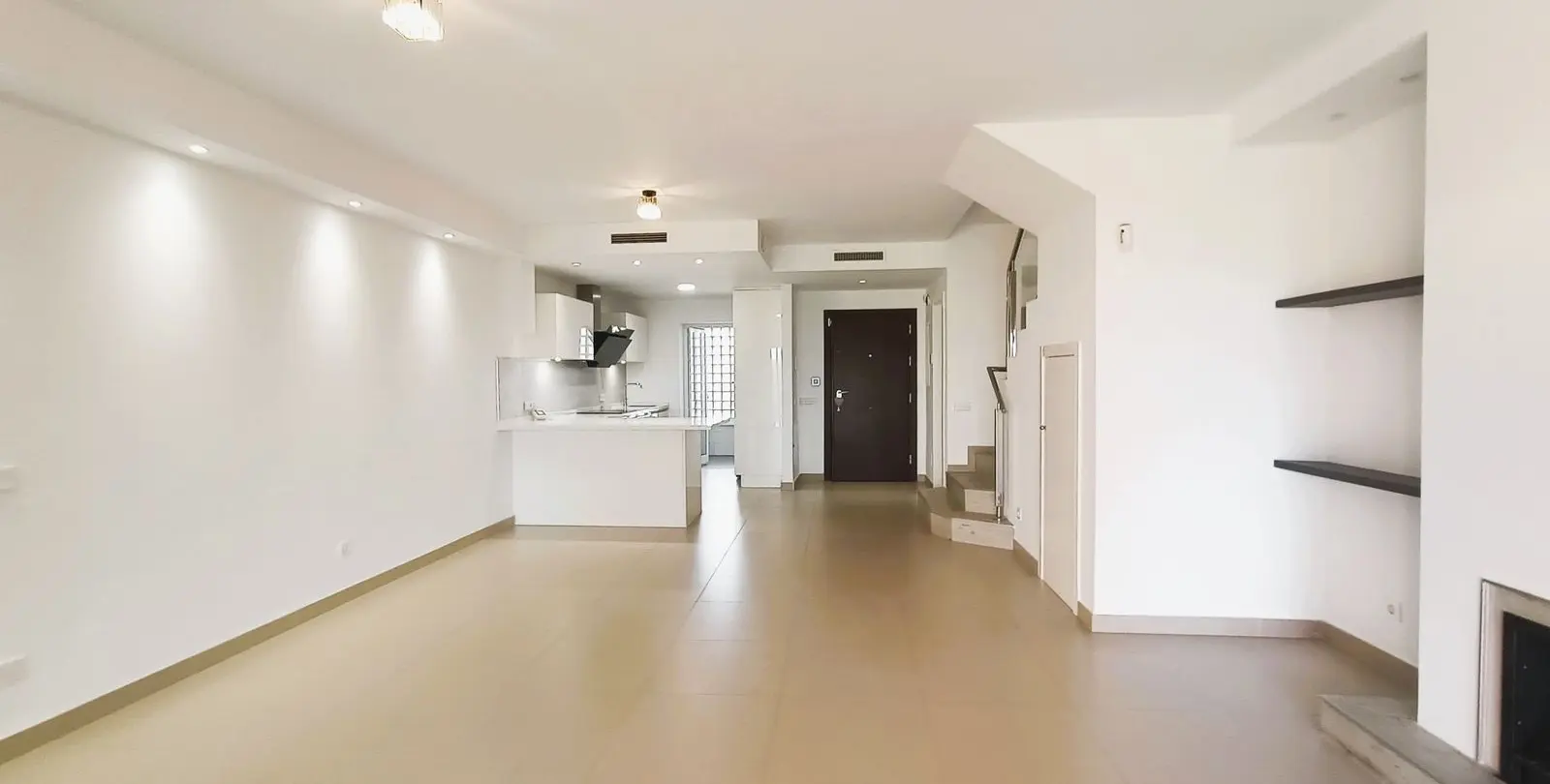 Sale of townhouse in El Paraiso 7