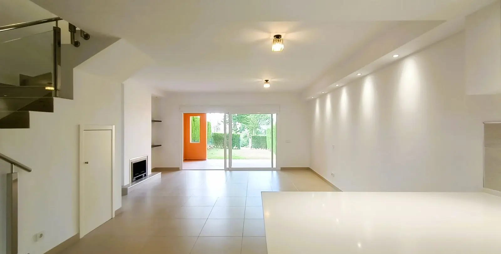 Sale of townhouse in El Paraiso 8