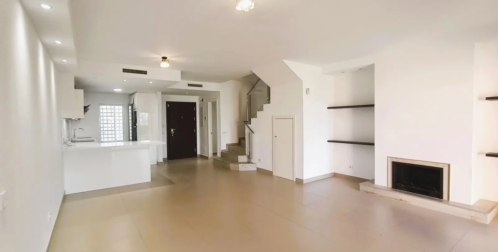 Sale of townhouse in El Paraiso 9