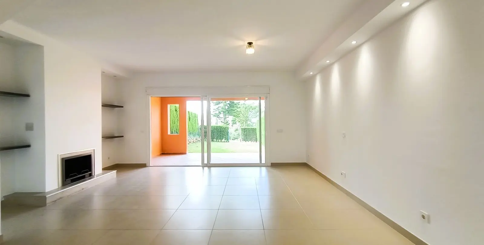 Sale of townhouse in El Paraiso 10