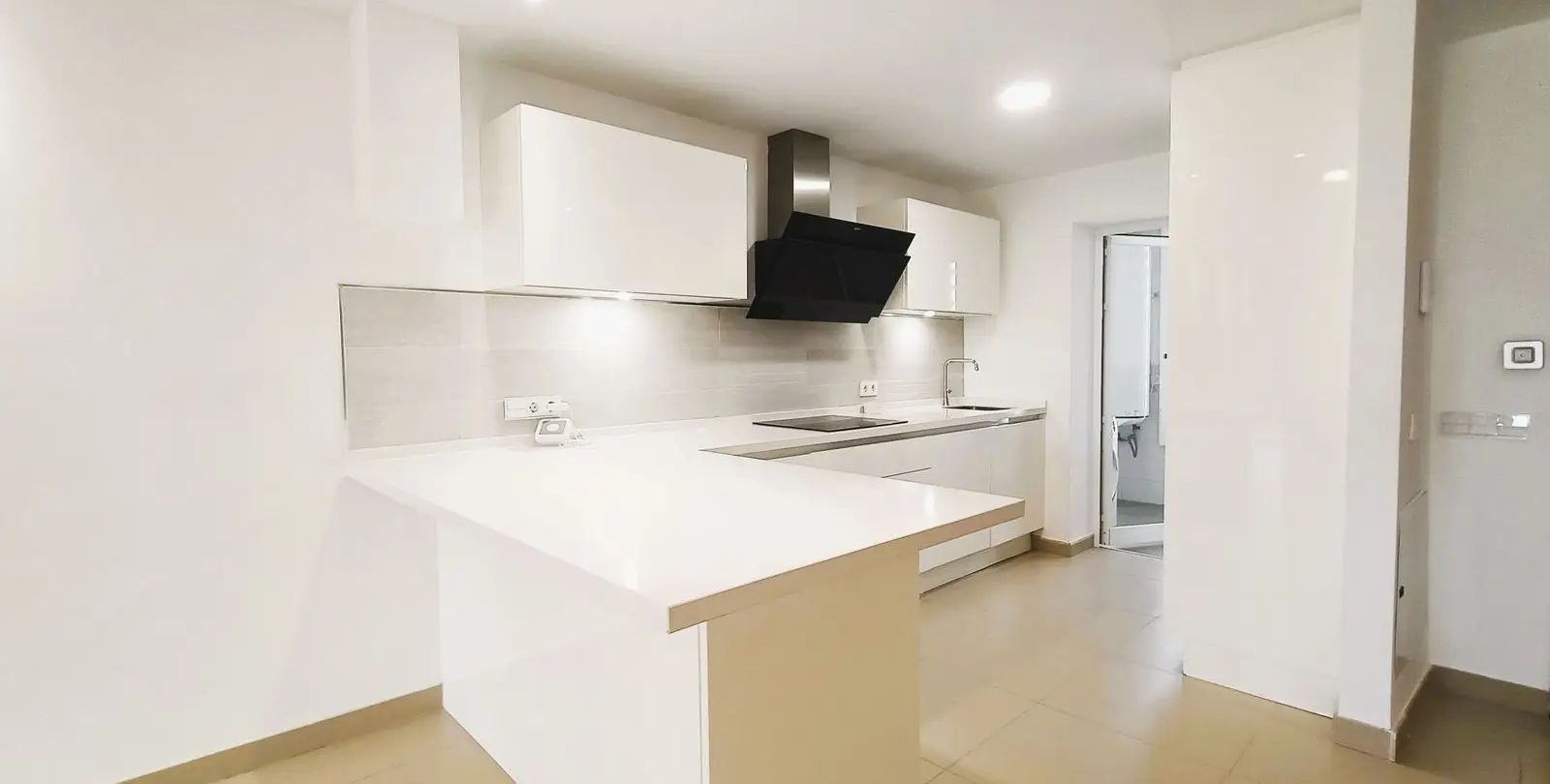 Sale of townhouse in El Paraiso 11