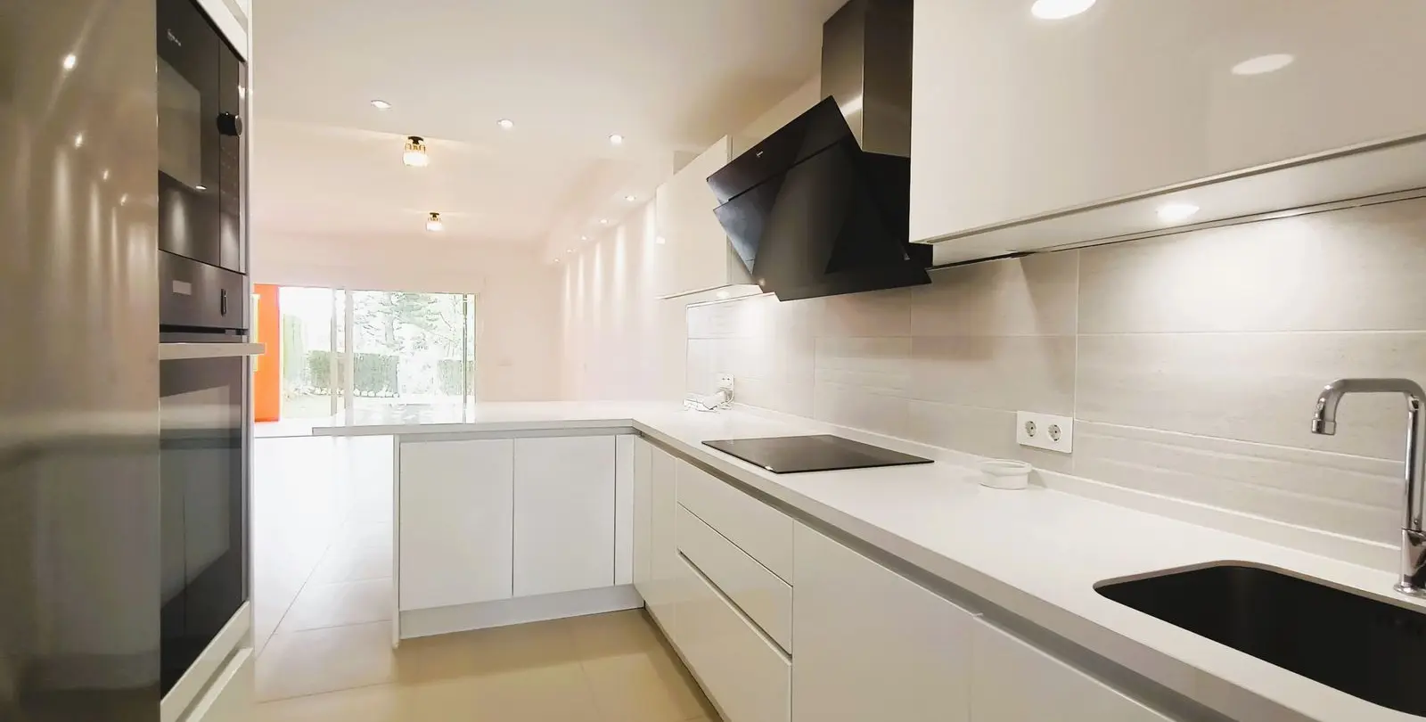 Sale of townhouse in El Paraiso 12