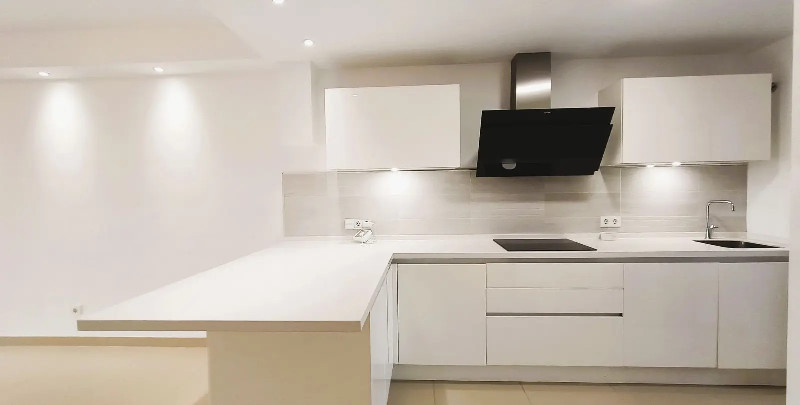 Sale of townhouse in El Paraiso 13