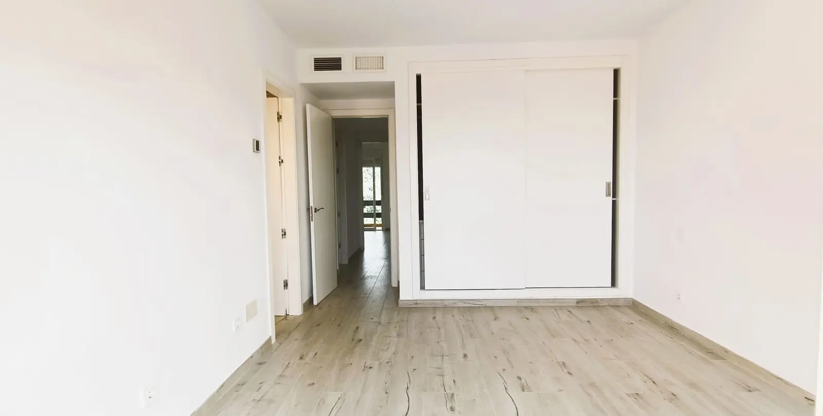 Sale of townhouse in El Paraiso 17
