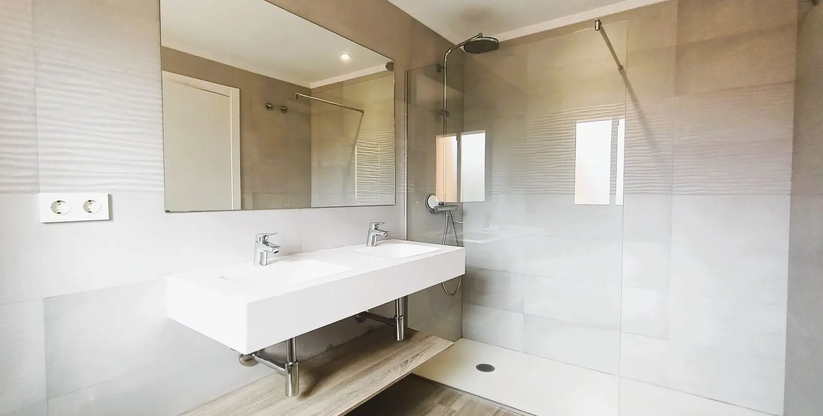 Sale of townhouse in El Paraiso 18
