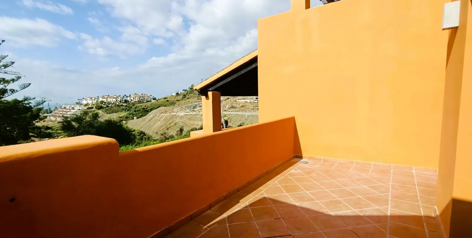 Sale of townhouse in El Paraiso 19