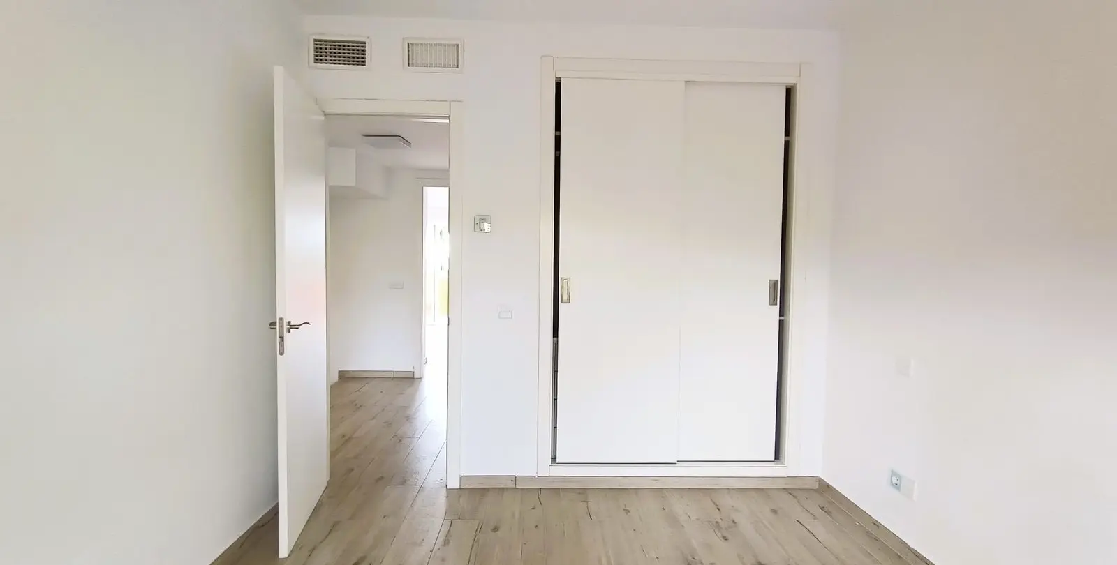 Sale of townhouse in El Paraiso 22