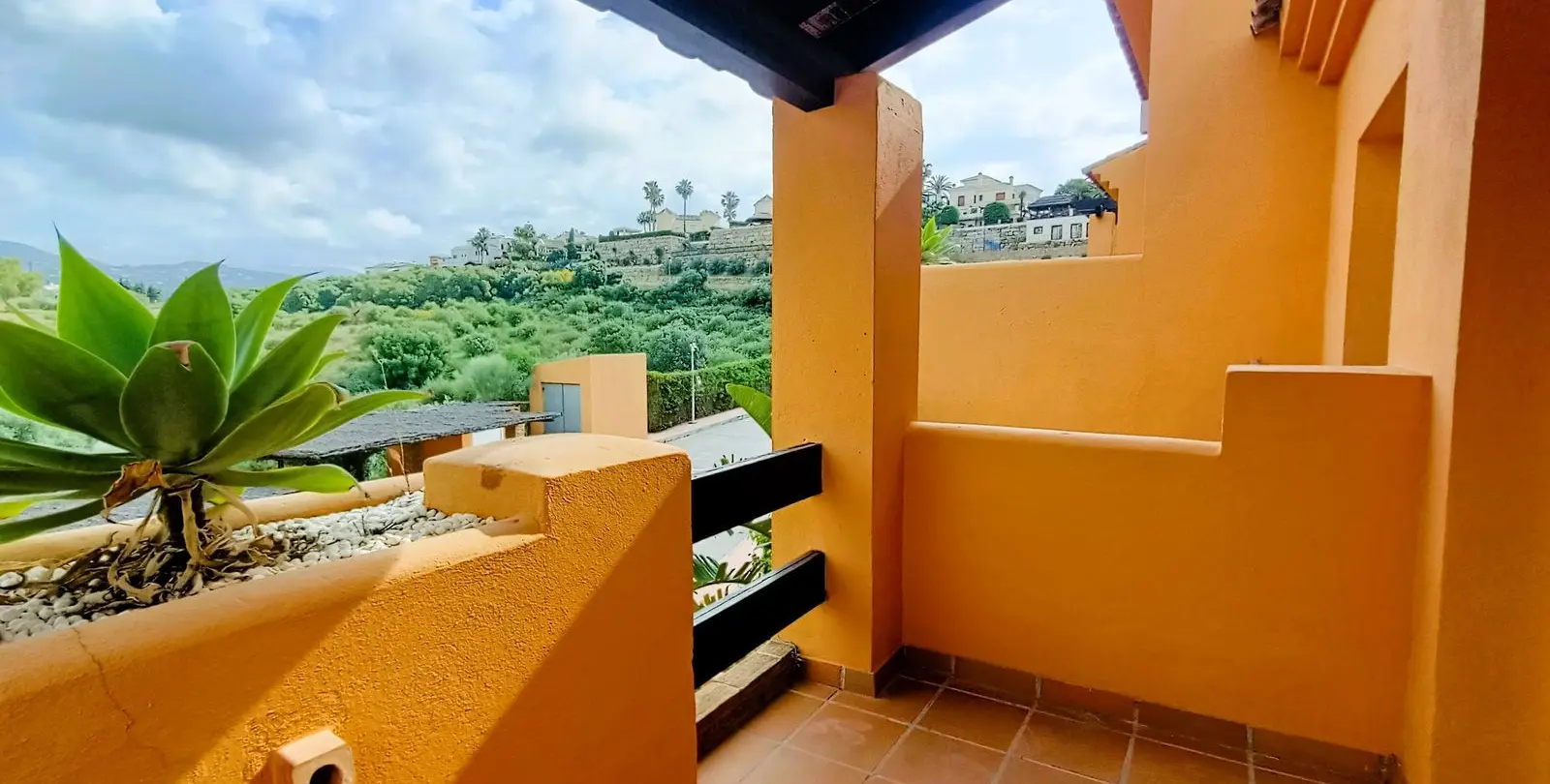 Sale of townhouse in El Paraiso 23