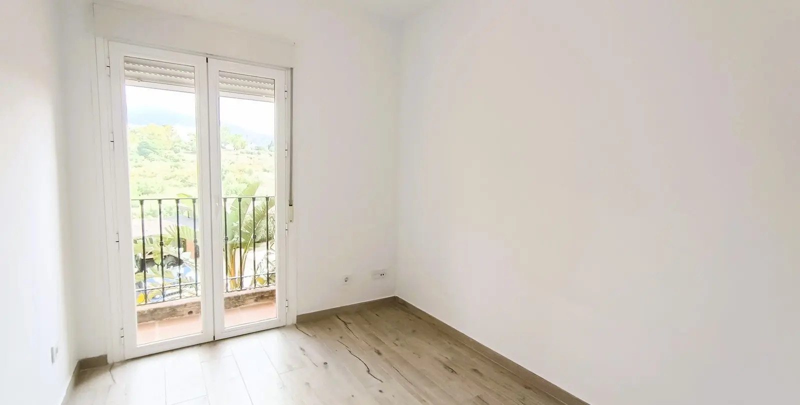 Sale of townhouse in El Paraiso 25