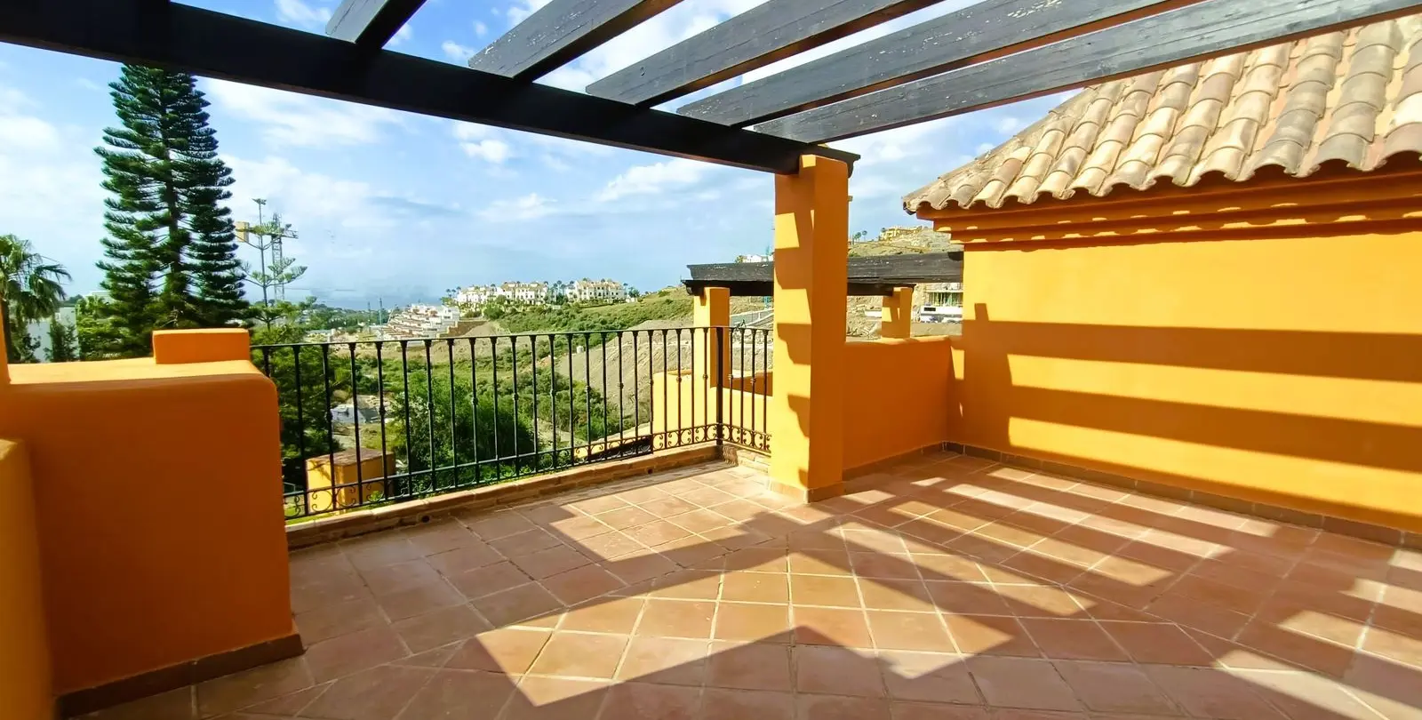 Sale of townhouse in El Paraiso 26