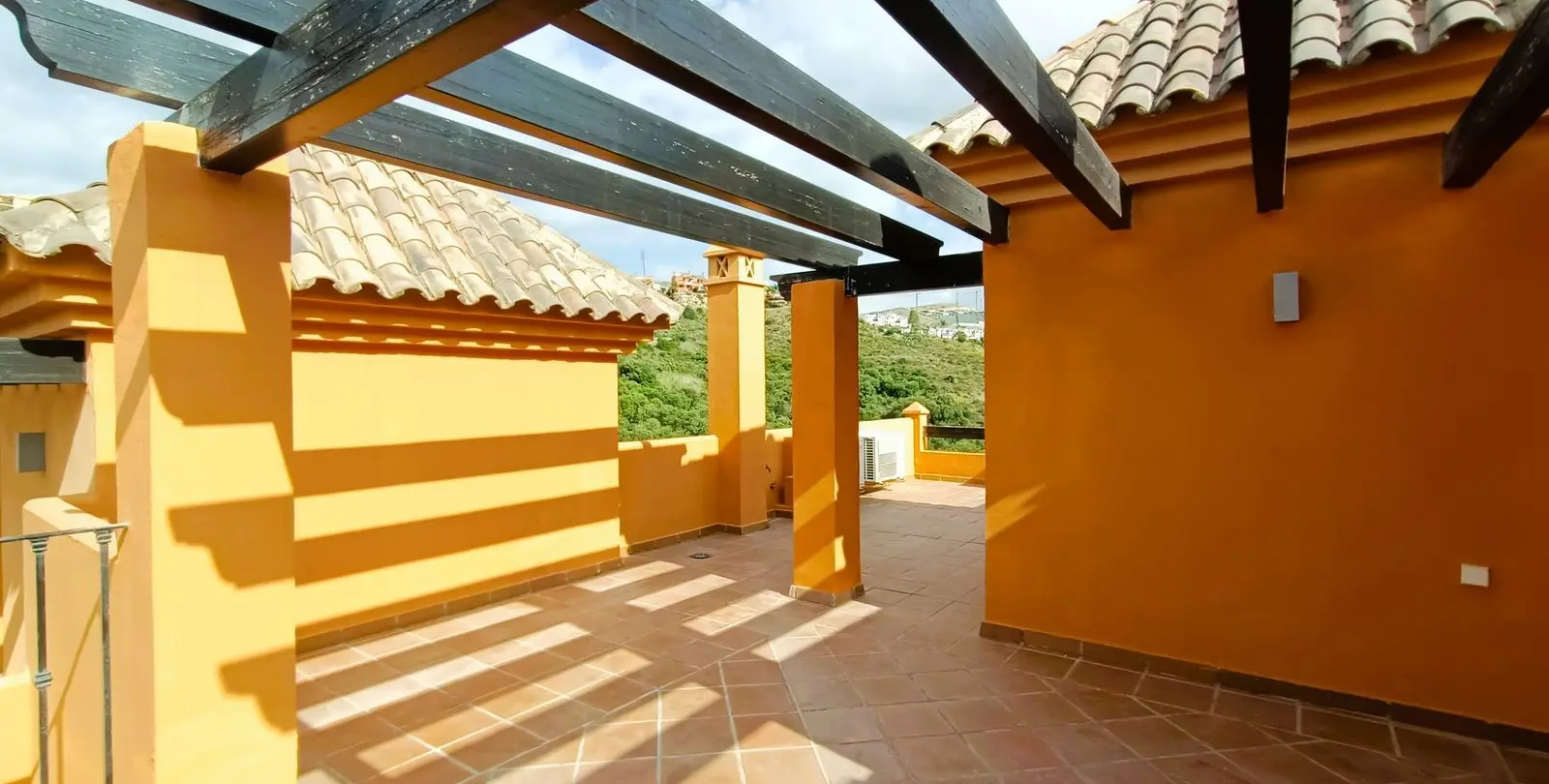 Sale of townhouse in El Paraiso 27