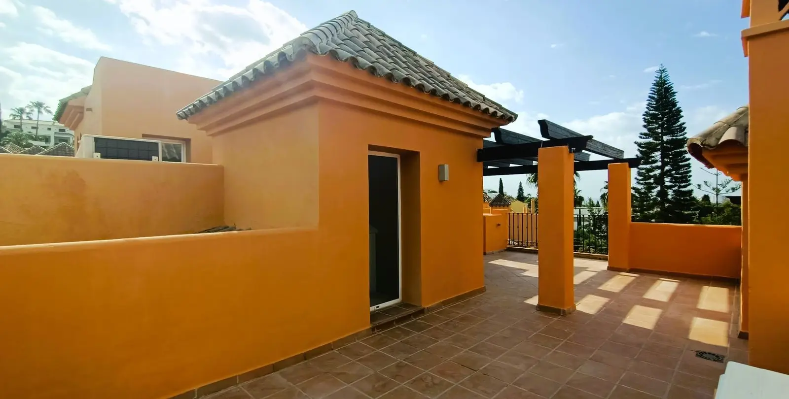 Sale of townhouse in El Paraiso 28