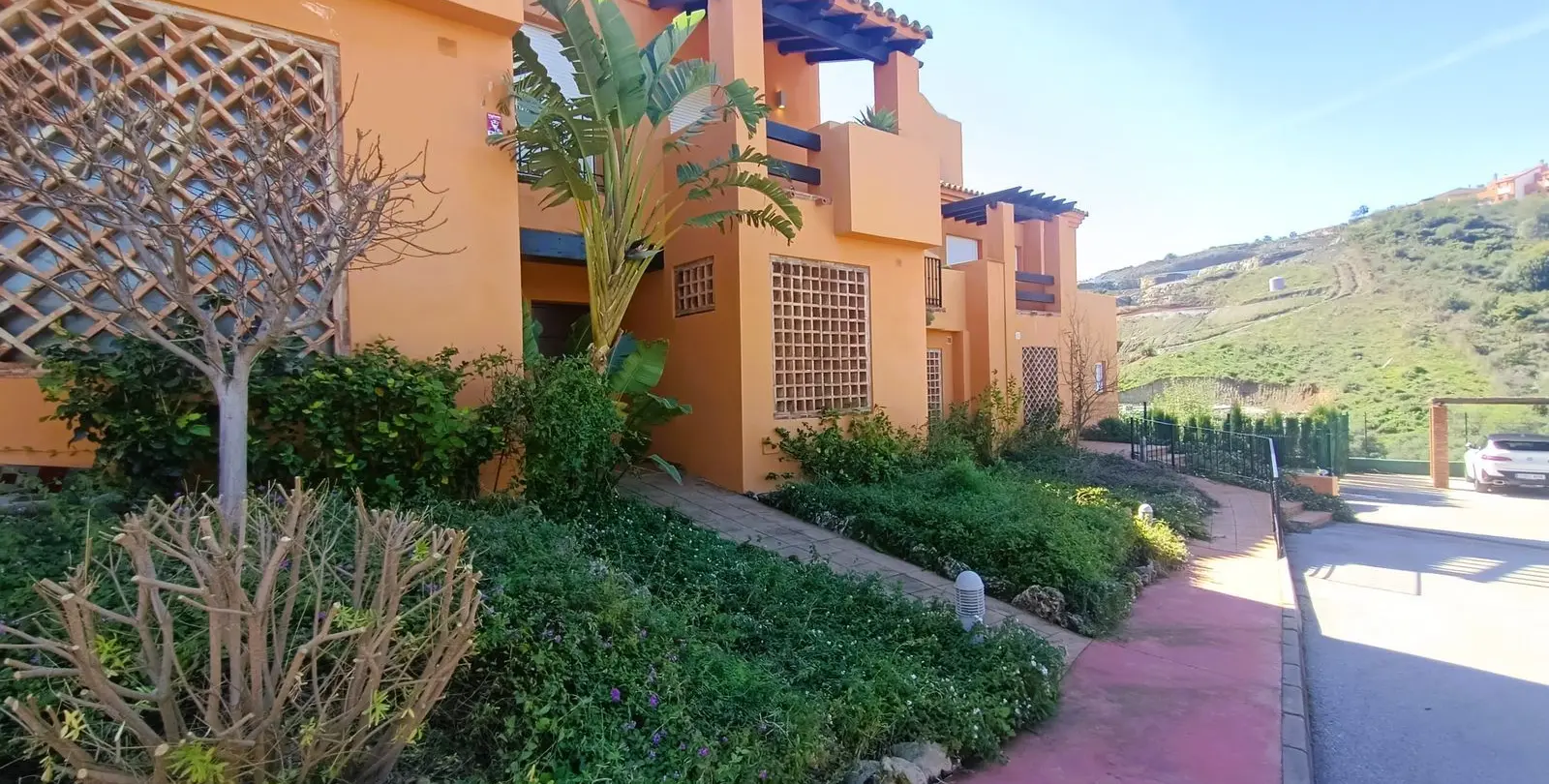 Sale of townhouse in El Paraiso 30