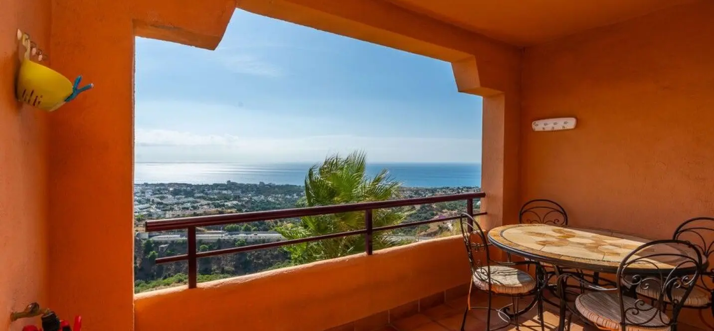 Sale of duplex in Calahonda 3