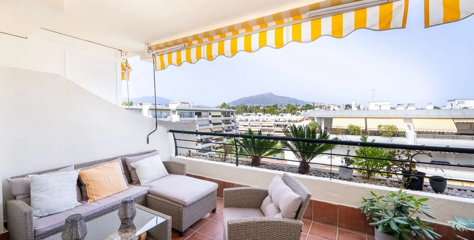Sale of middle floor apartment in Guadalmina Alta 6