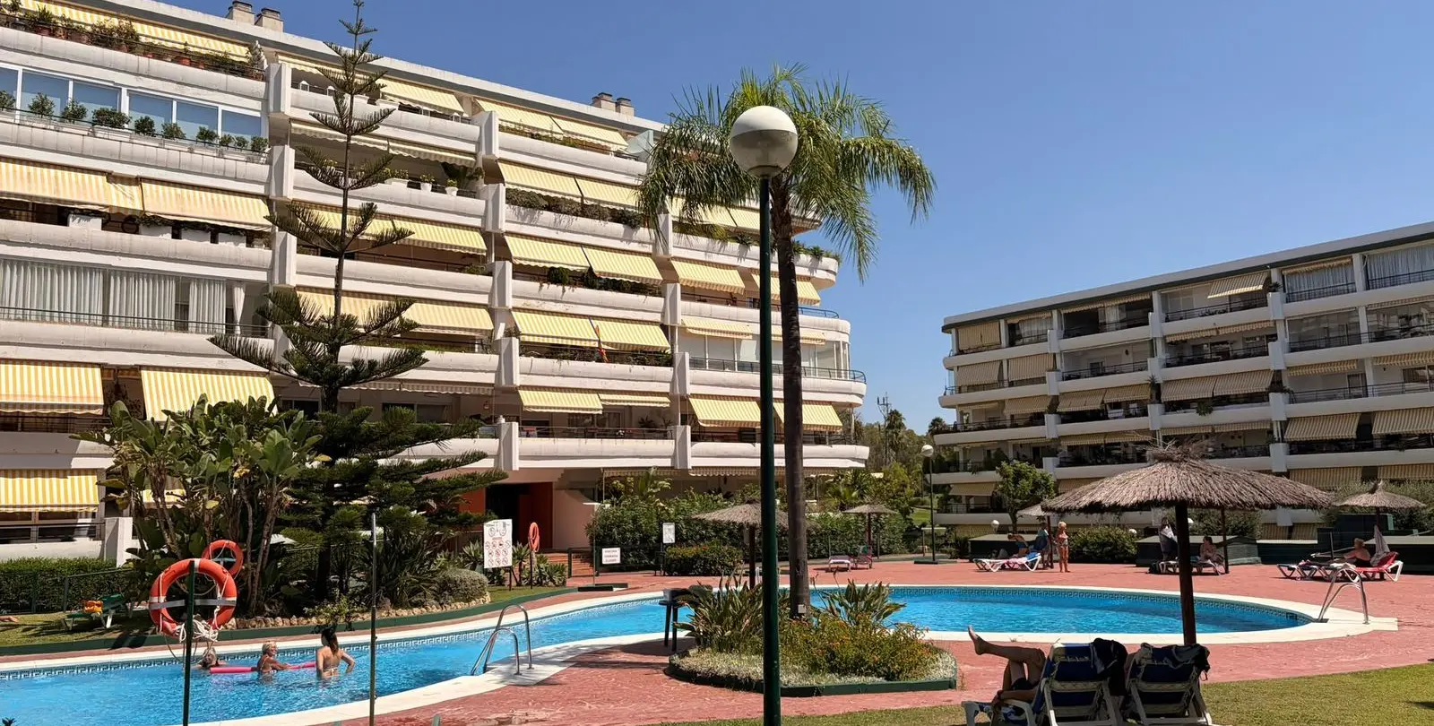 Sale of middle floor apartment in Guadalmina Alta 16