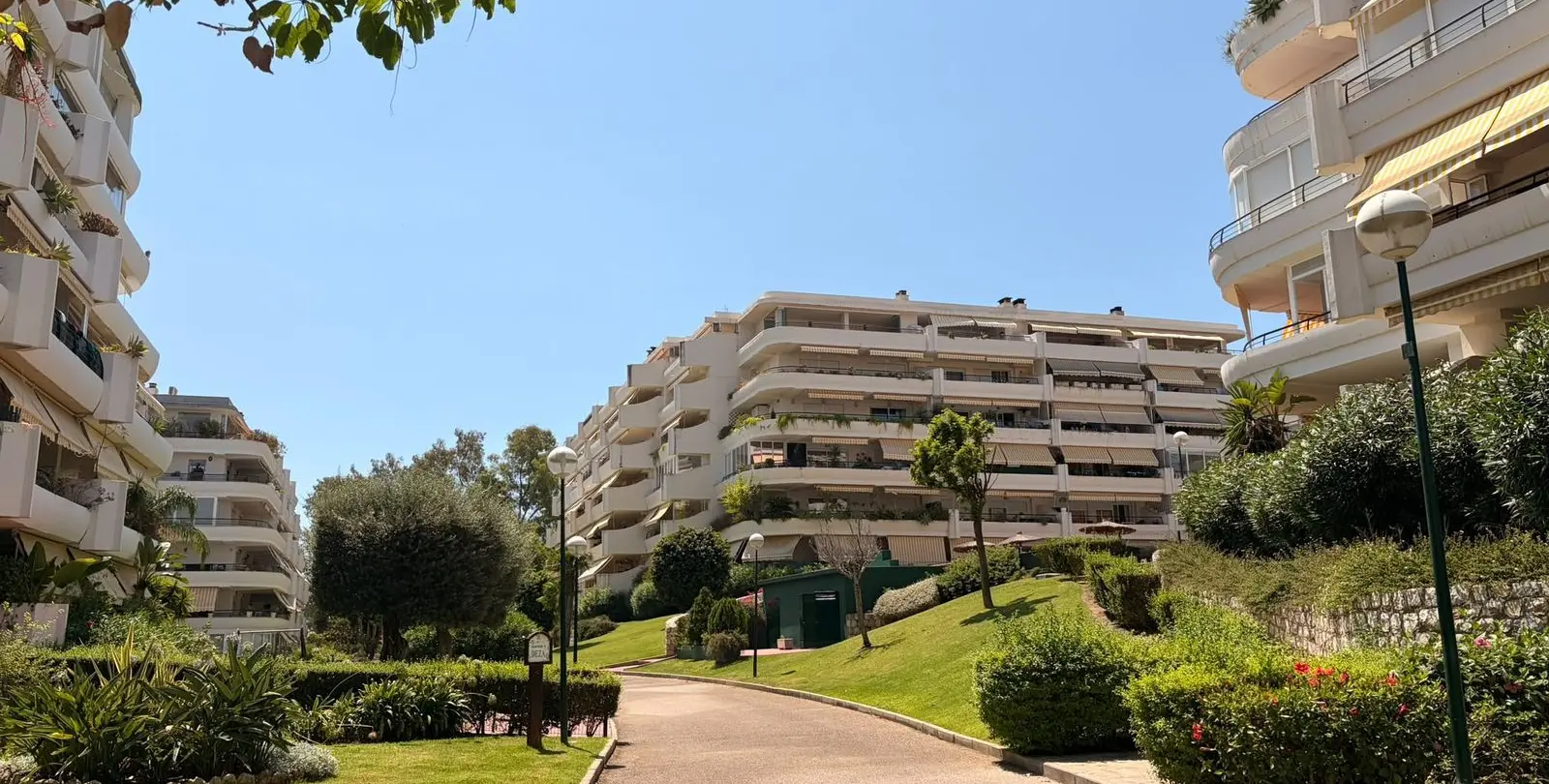 Sale of middle floor apartment in Guadalmina Alta 17