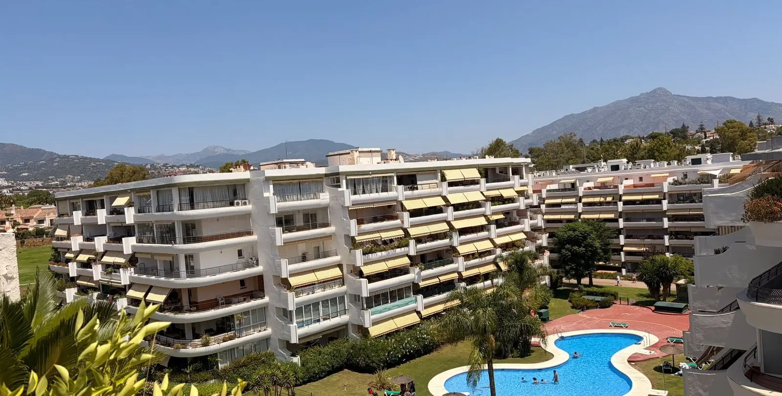 Sale of middle floor apartment in Guadalmina Alta 19