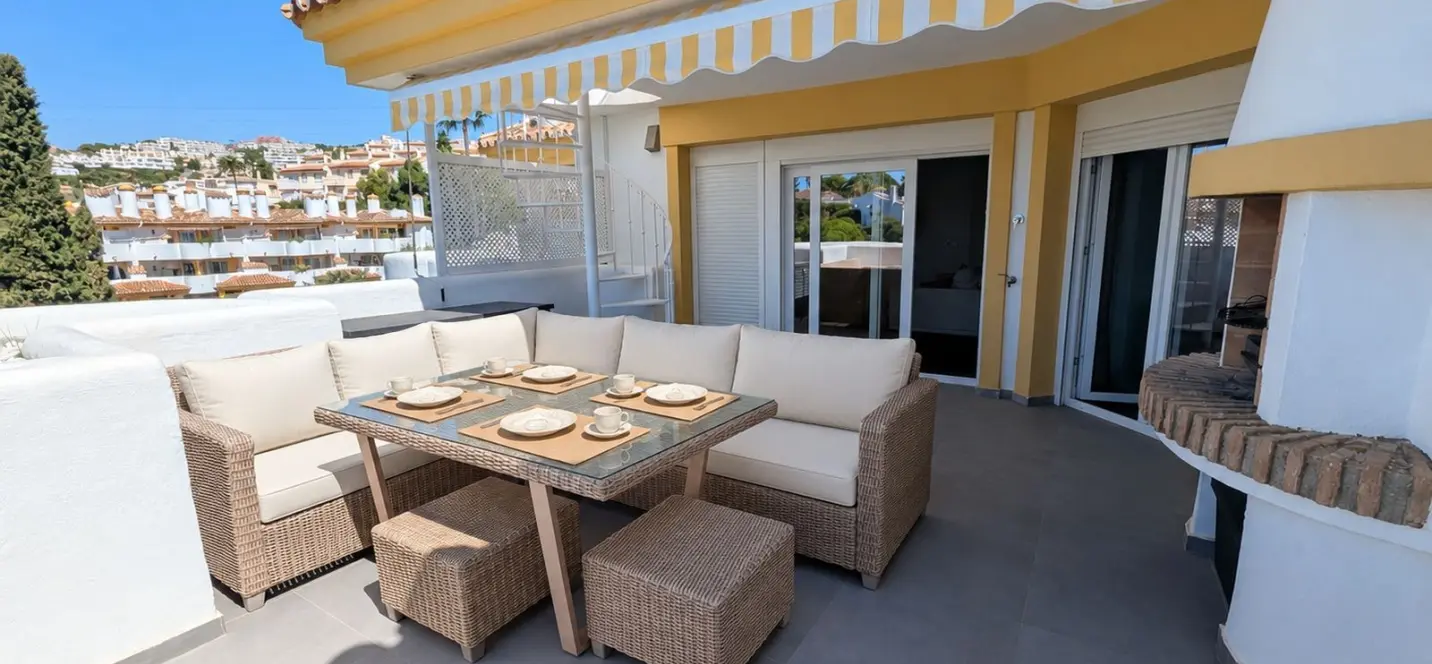Sale of penthouse in Calahonda 0
