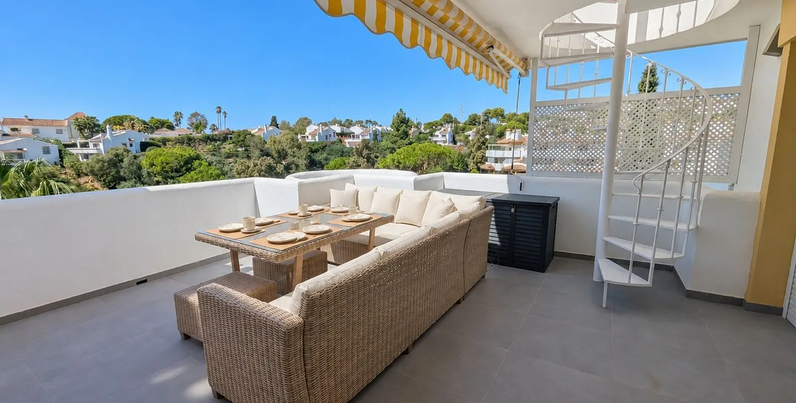 Sale of penthouse in Calahonda 2