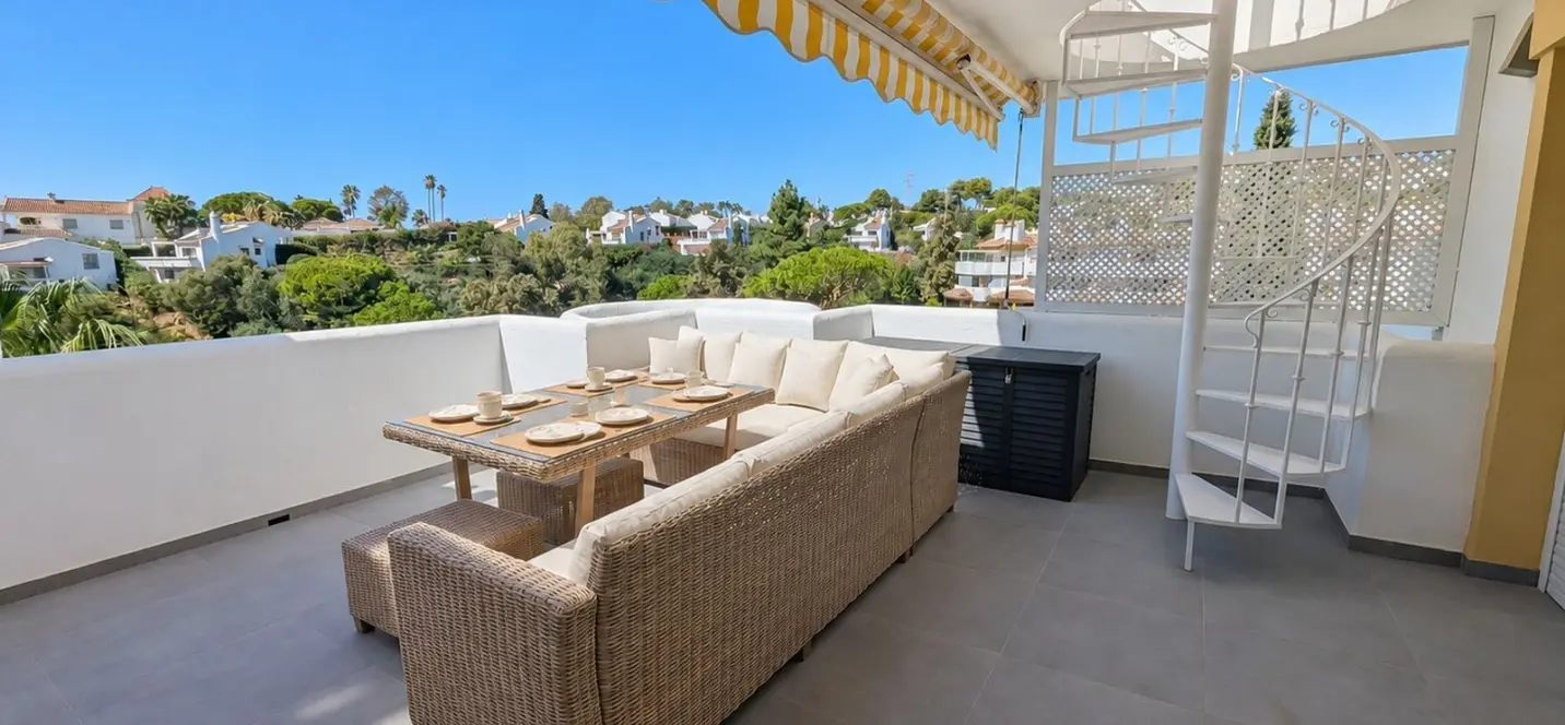 Sale of penthouse in Calahonda 1