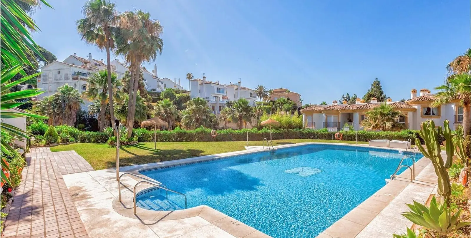 Sale of penthouse in Calahonda 5