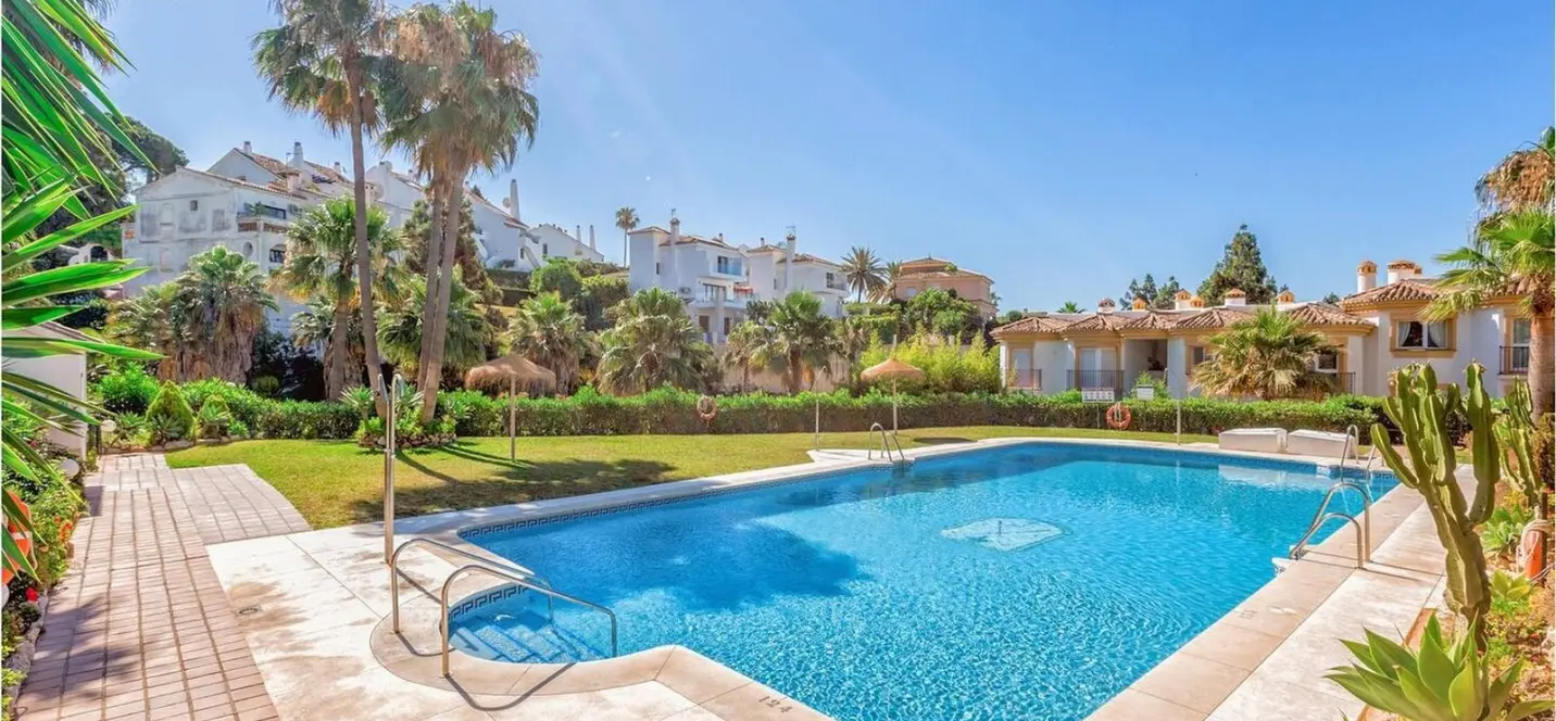 Sale of penthouse in Calahonda 4