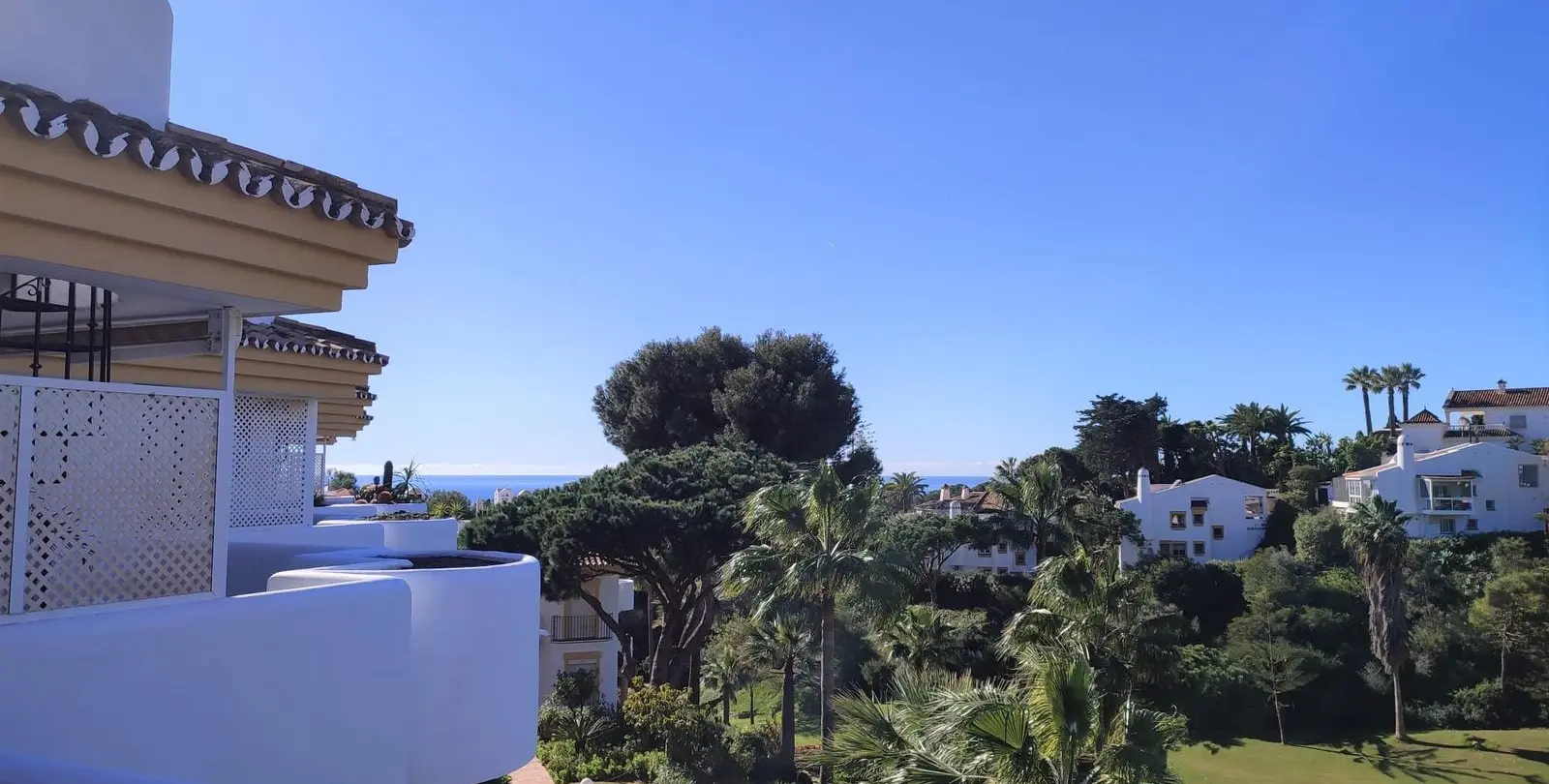 Sale of penthouse in Calahonda 6