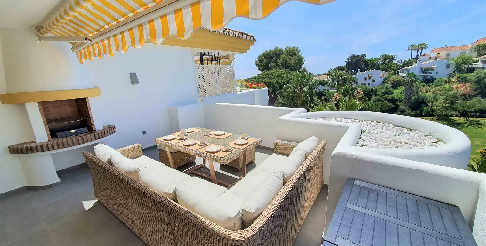 Sale of penthouse in Calahonda 8