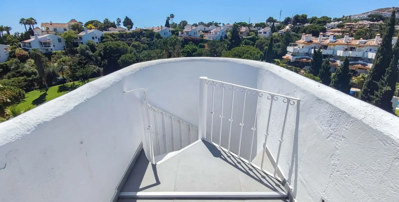 Sale of penthouse in Calahonda 25