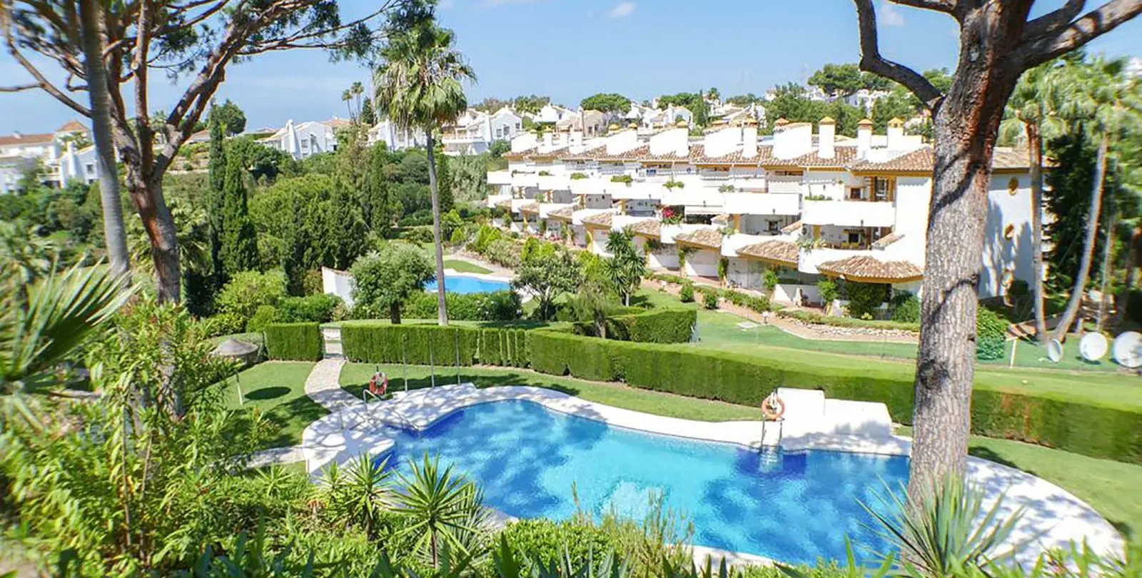 Sale of penthouse in Calahonda 41