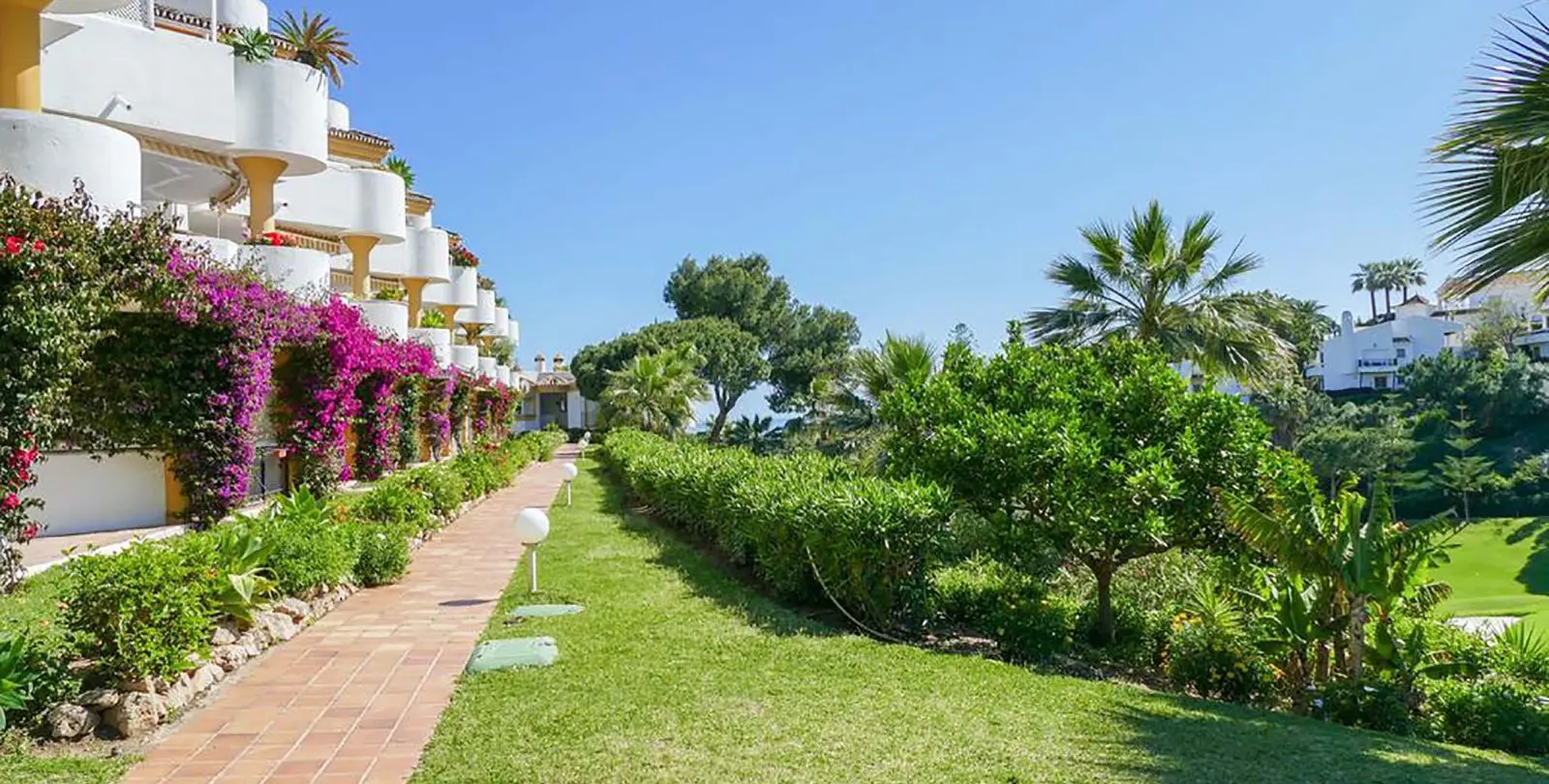 Sale of penthouse in Calahonda 47