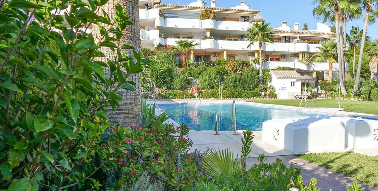 Sale of penthouse in Calahonda 48