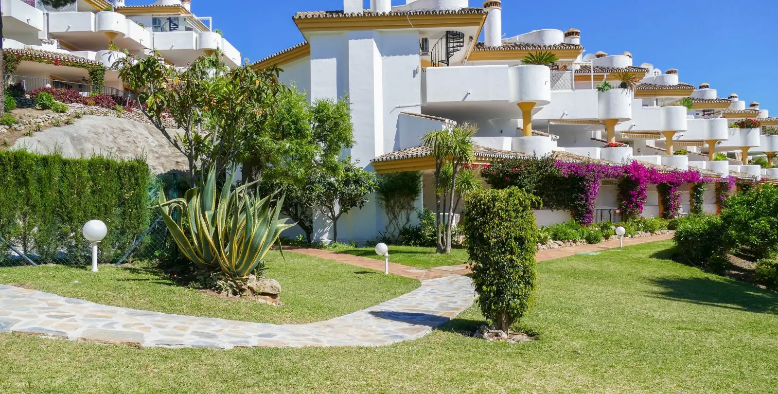 Sale of penthouse in Calahonda 51
