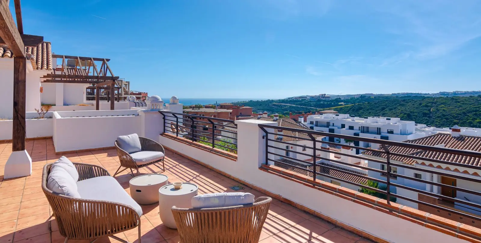 Sale of penthouse in Casares Playa 1