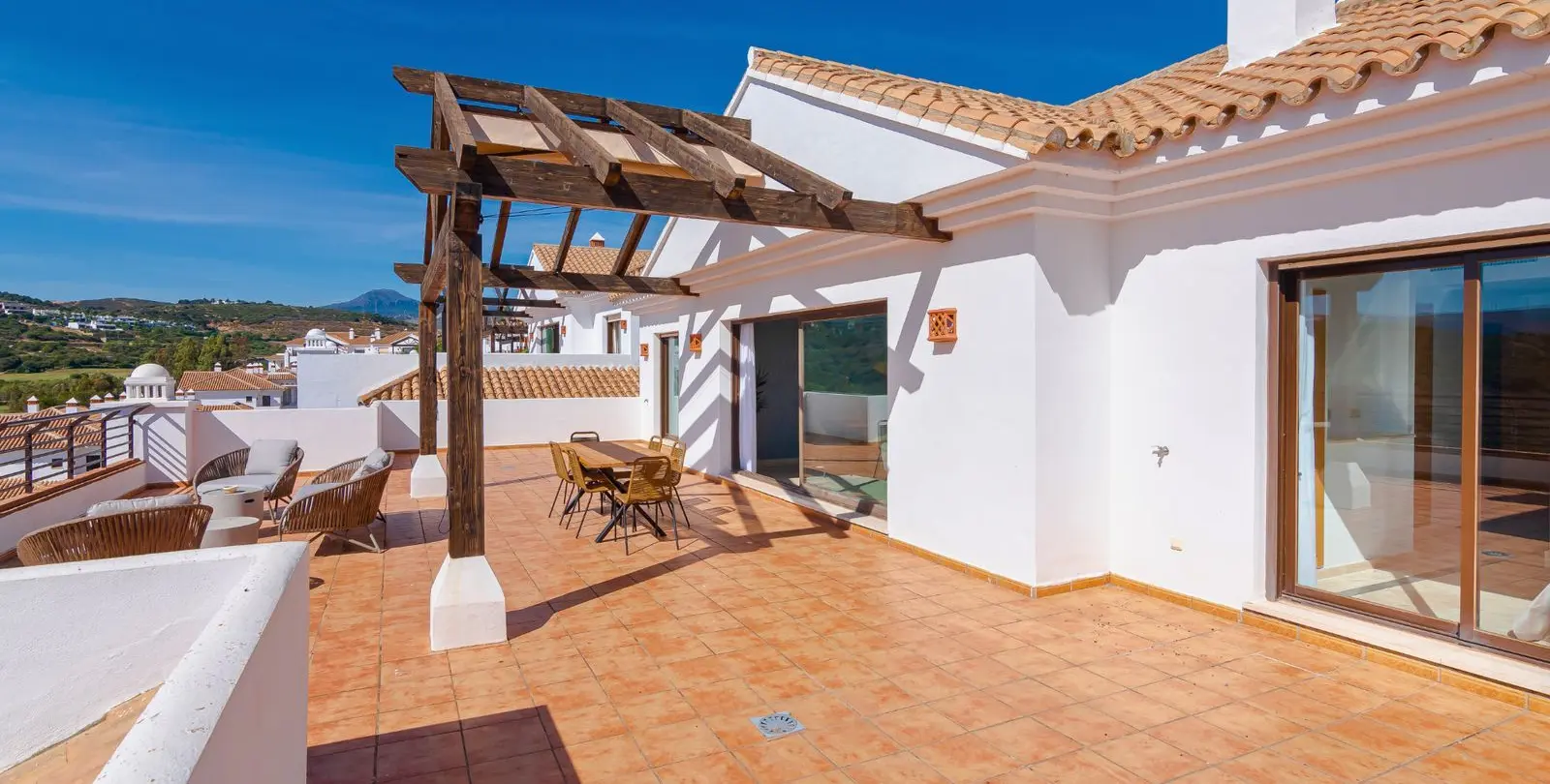 Sale of penthouse in Casares Playa 6
