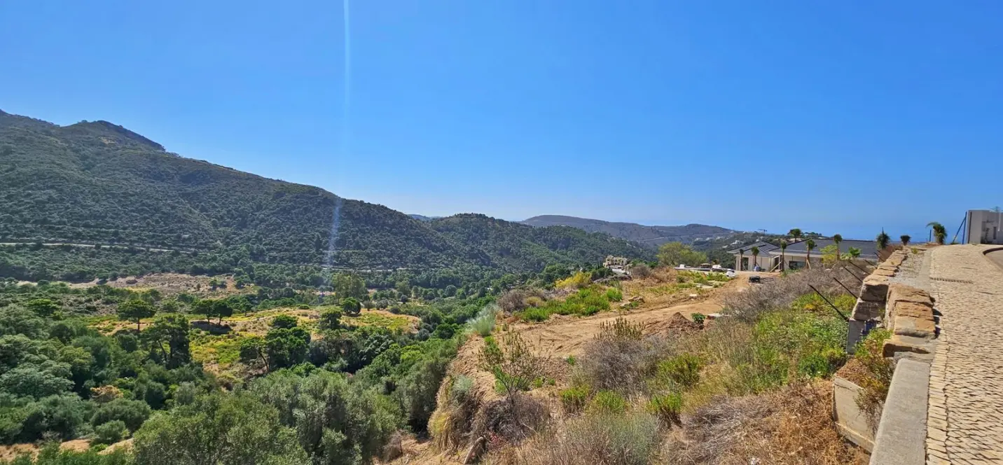 Sale of residential plot in Benahavís 1