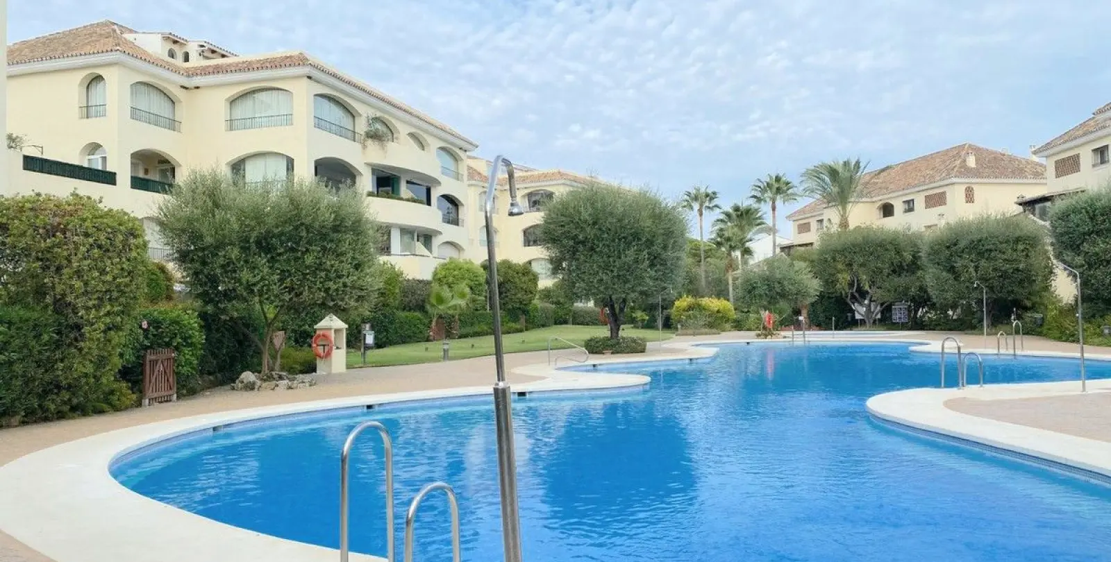 Venta de apartamento en planta baja en Bahía de Marbella 1