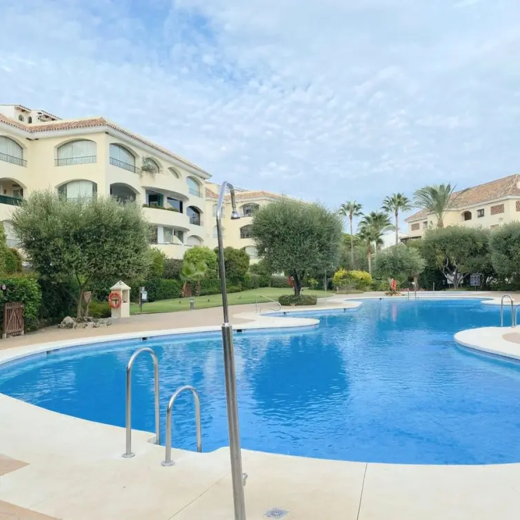 Продажа апартаментов на первом этаже в Bahía de Marbella