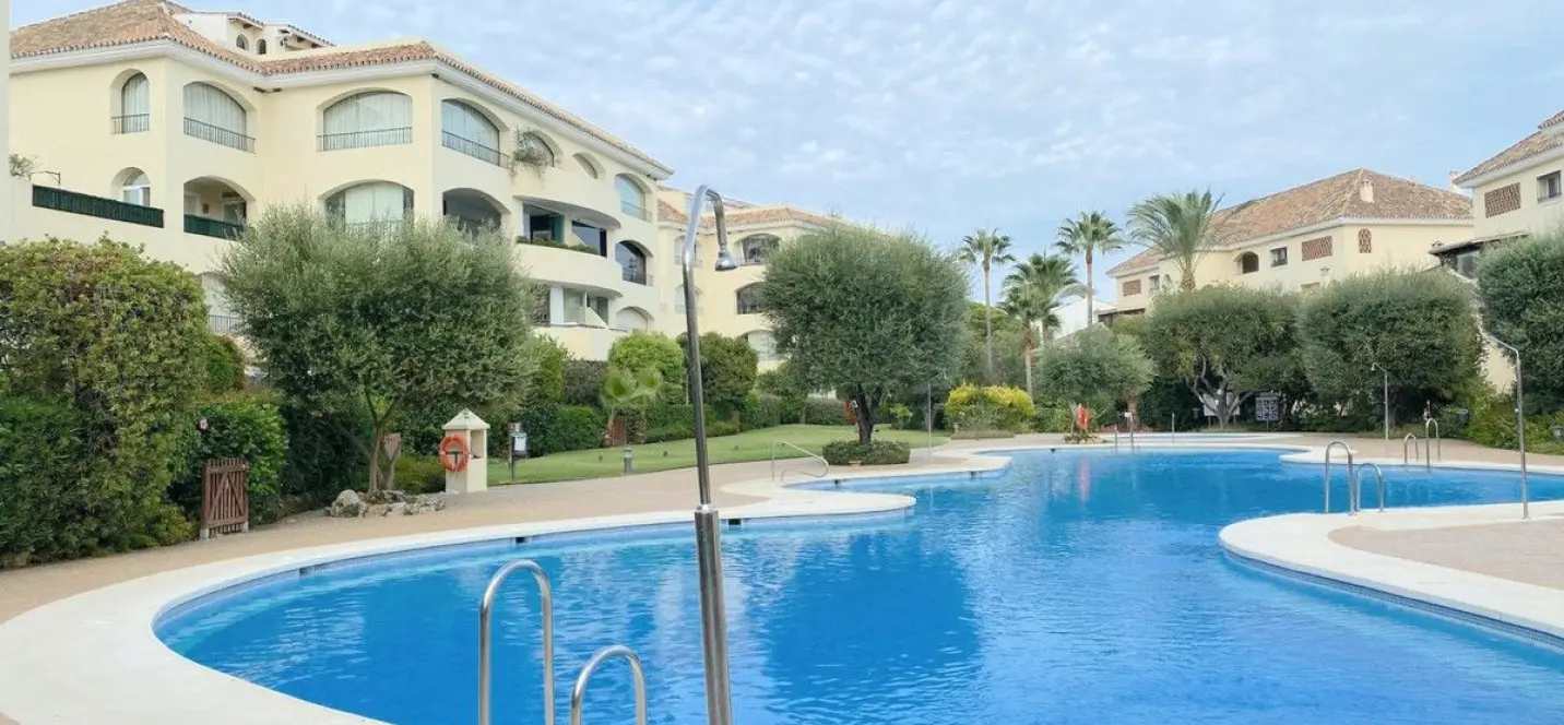 Venta de apartamento en planta baja en Bahía de Marbella 0