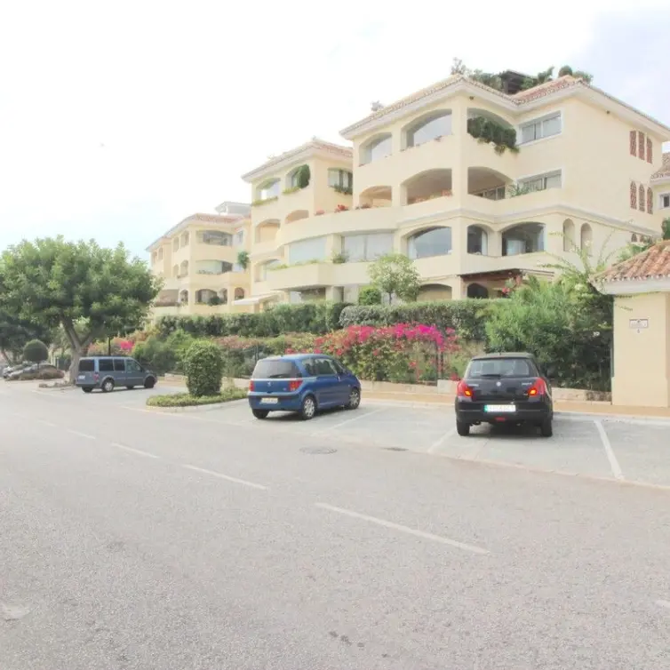 Продажа апартаментов на первом этаже в Bahía de Marbella