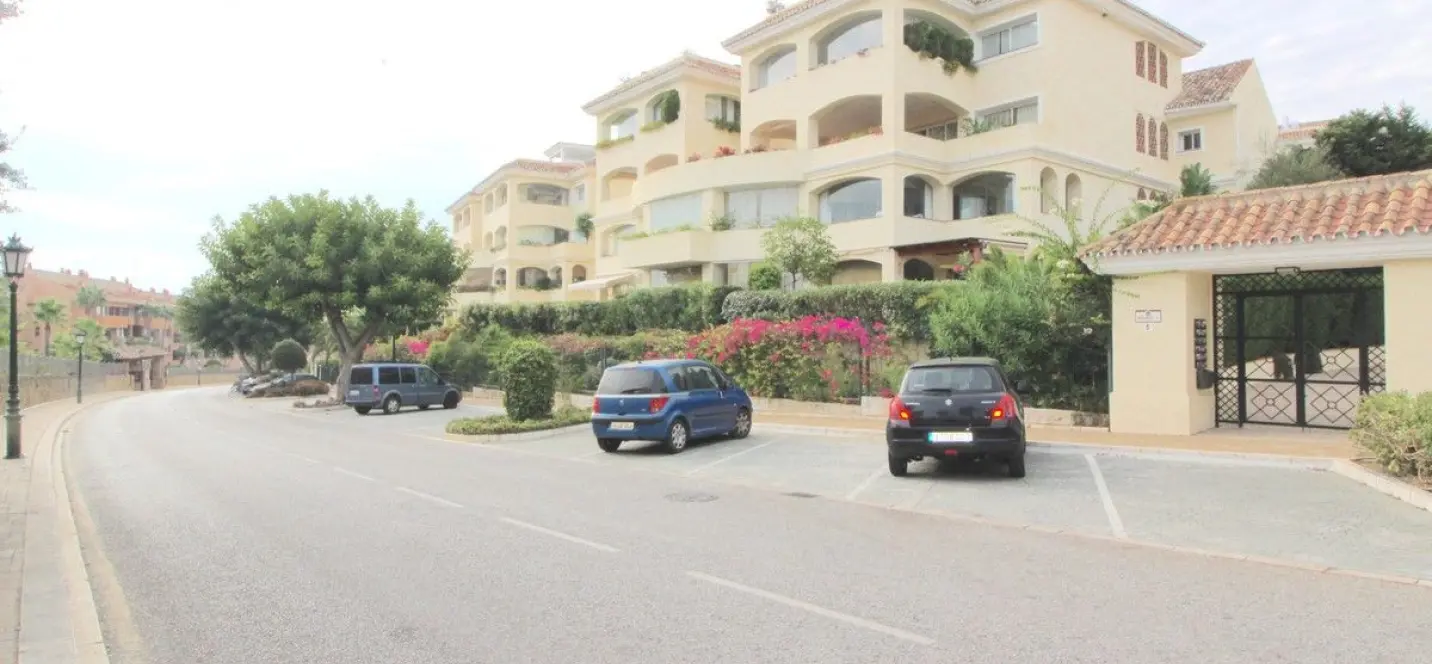 Venta de apartamento en planta baja en Bahía de Marbella 1