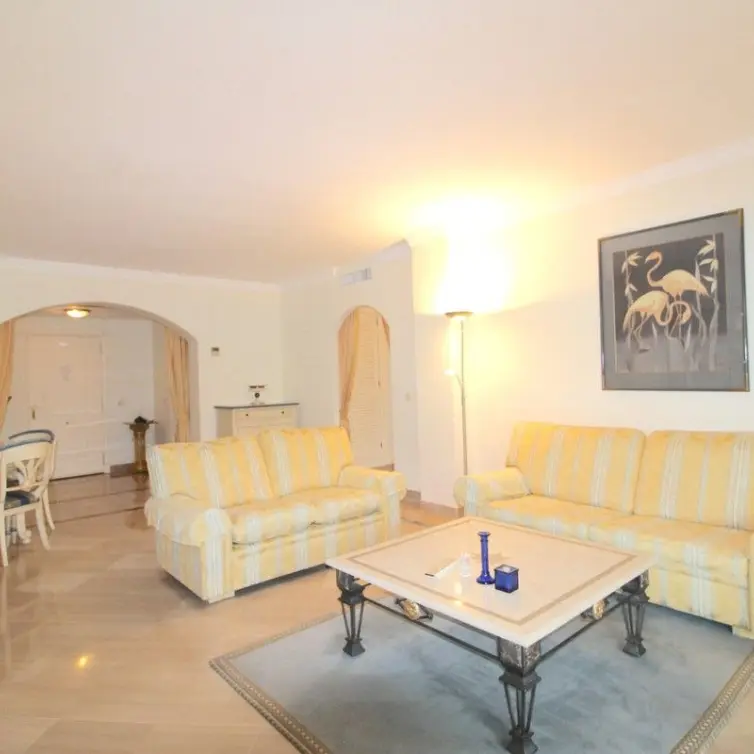 Продажа апартаментов на первом этаже в Bahía de Marbella