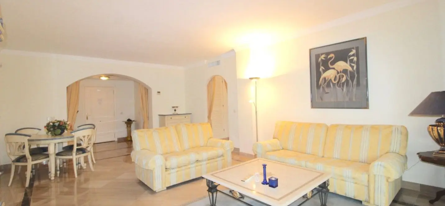 Venta de apartamento en planta baja en Bahía de Marbella 3