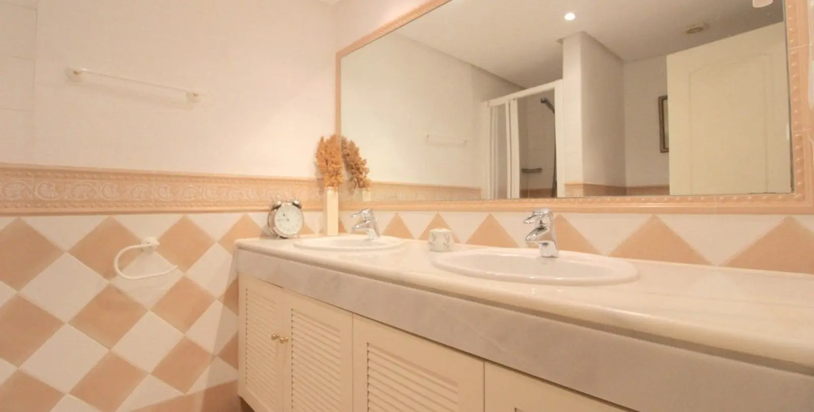 Venta de apartamento en planta baja en Bahía de Marbella 9