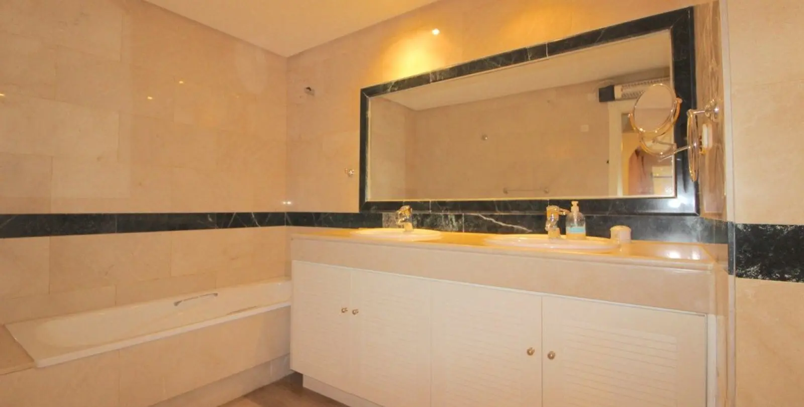Venta de apartamento en planta baja en Bahía de Marbella 20