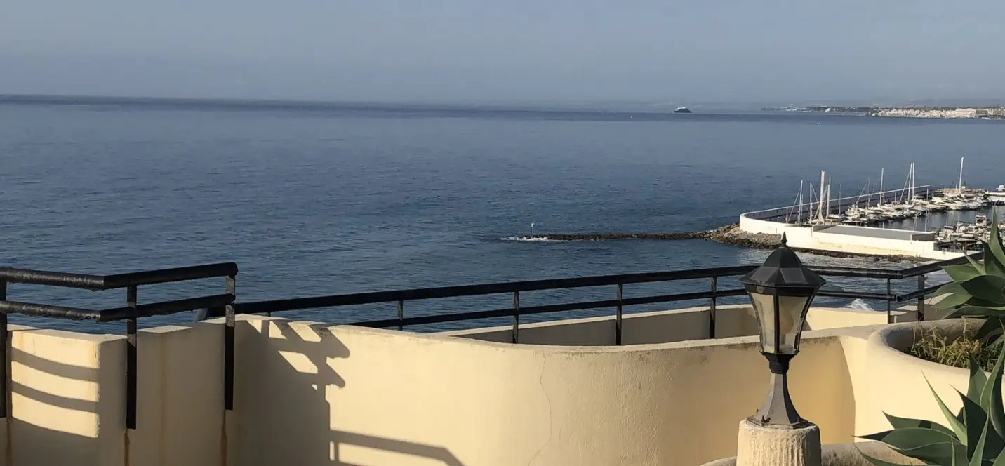 Sale of middle floor apartment in Marbella 1