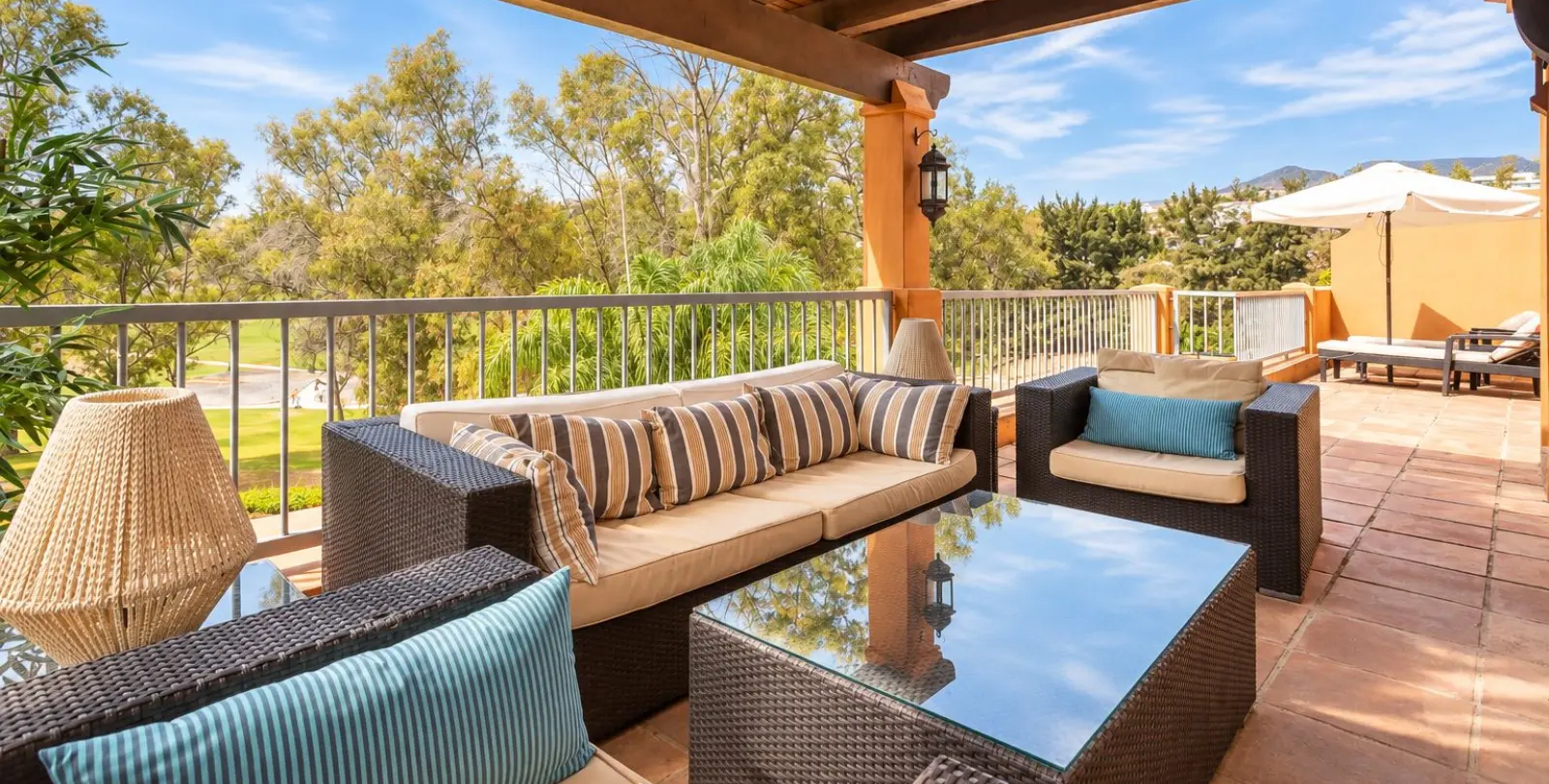 Sale of penthouse in Estepona 2