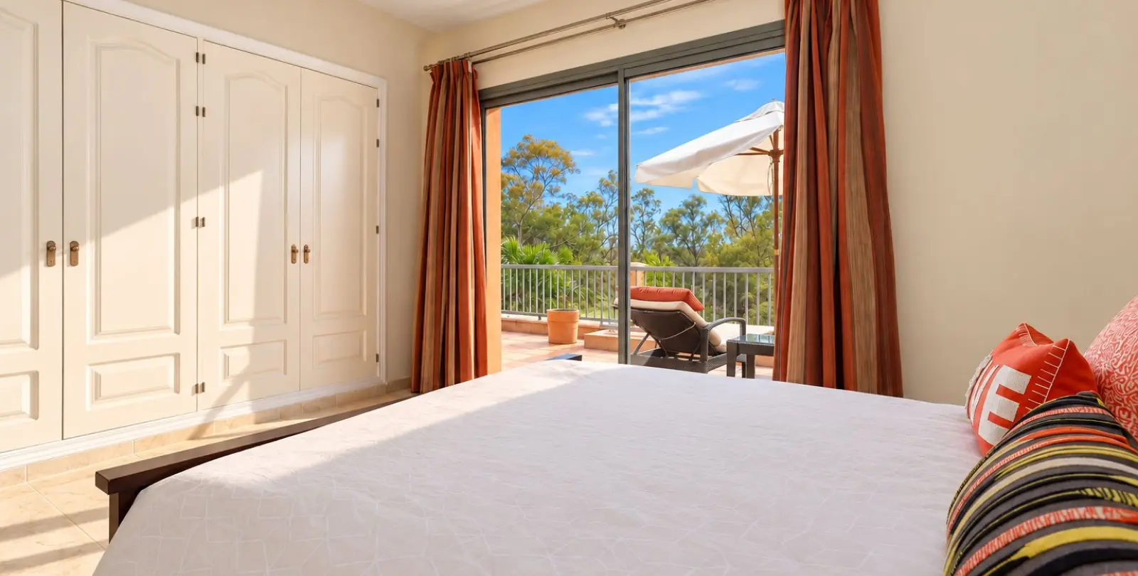 Sale of penthouse in Estepona 11