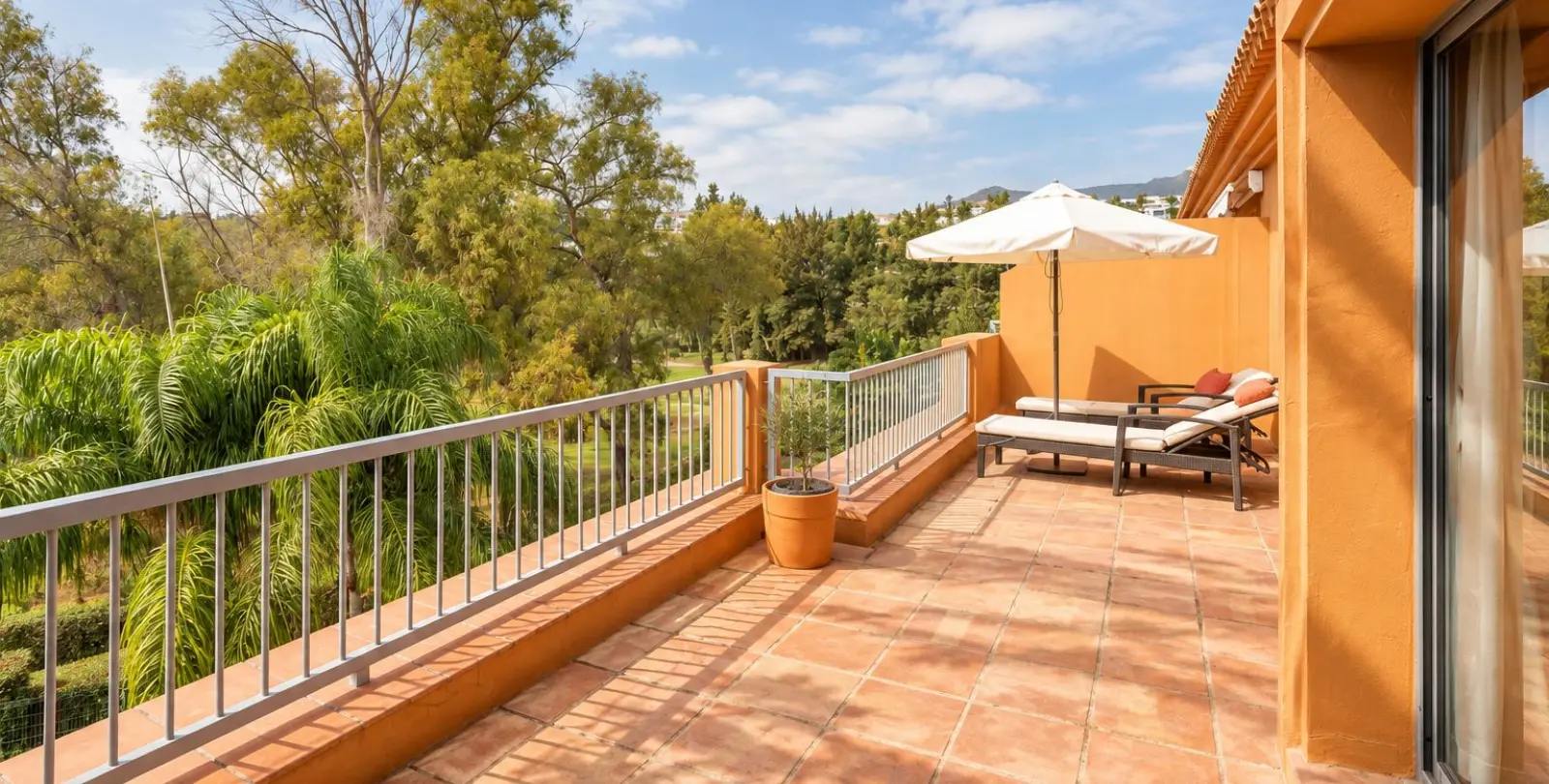 Sale of penthouse in Estepona 12